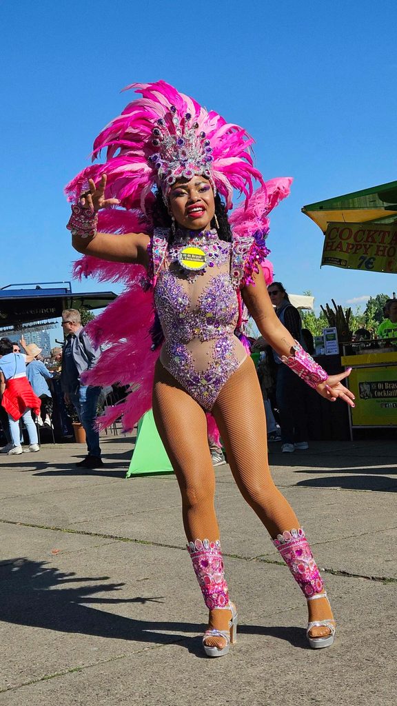 Karneval auf dem Hafengeburtstag? Eine brasilianische Tänzerin vor der Cocktailbar.