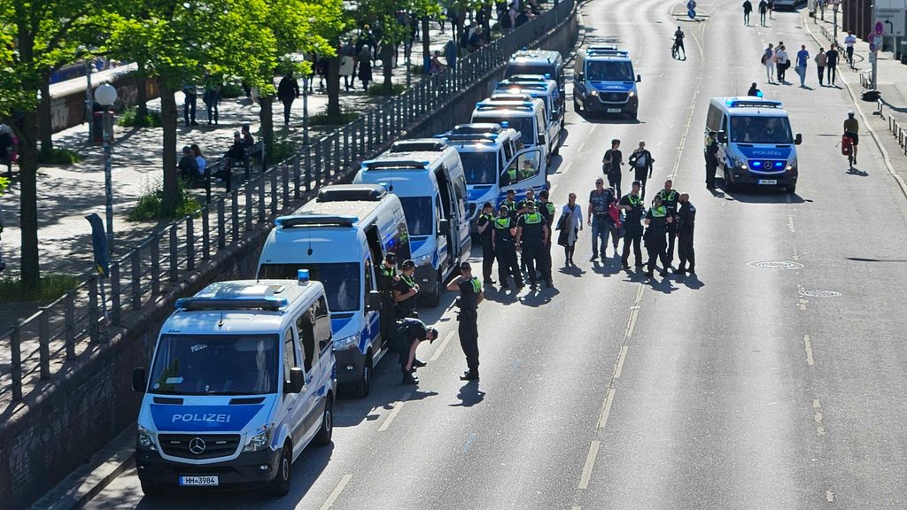 Die Polizei ist am Hafengeburtstag mit einem Großaufgebot vor Ort.