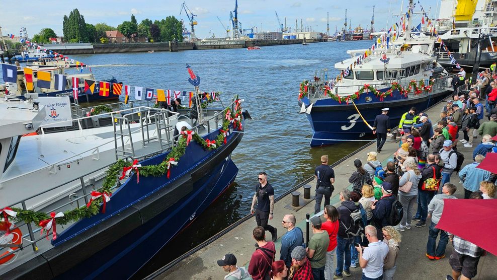 Schön geschmückt sind die beiden Hybrid-Boote.