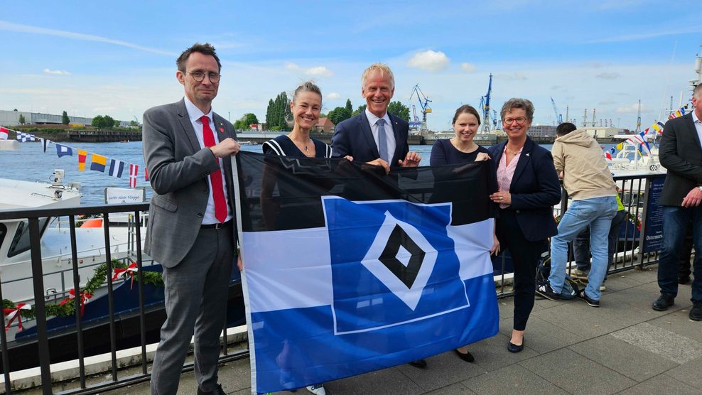 Schwarz, weiß, blaue Hoffnung für heute Abend: Die Tauf-Crew glaubt an den HSV-Aufstieg.