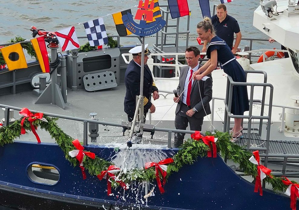 Schauspielerin Rhea Harder-Vennewald bei der Taufe des Schiffes „Bürgermeister Weichmann“.