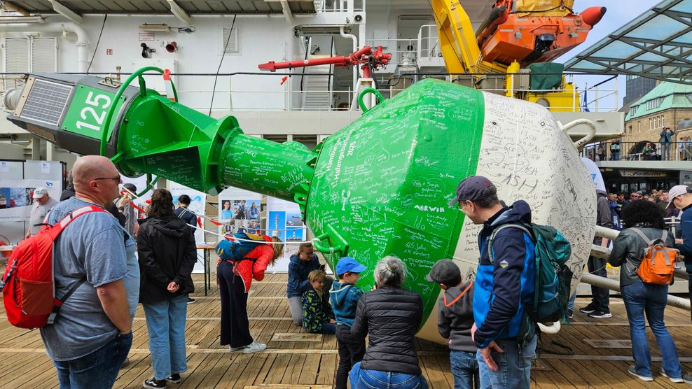 Die „Wunschtonne“ an Bord des Schiffes „Neuwerk“