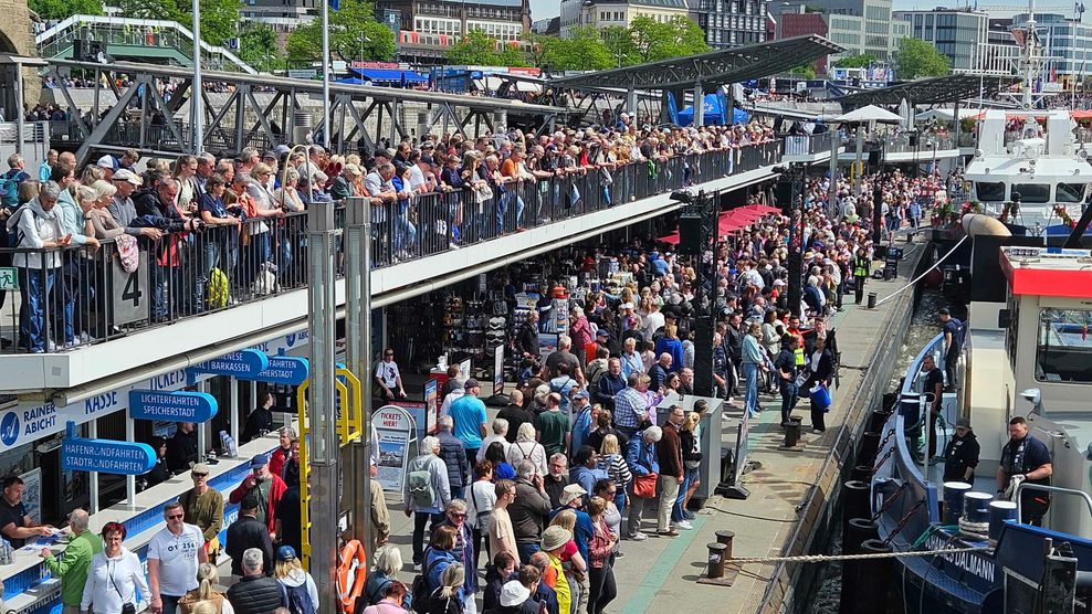 An den Landungsbrücken ist es richtig voll.