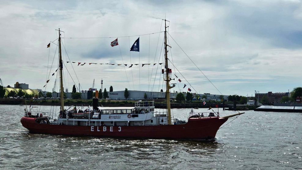 Seltener Anblick: Das Feuerwehrschiff „Elbe 3“ in Fahrt.