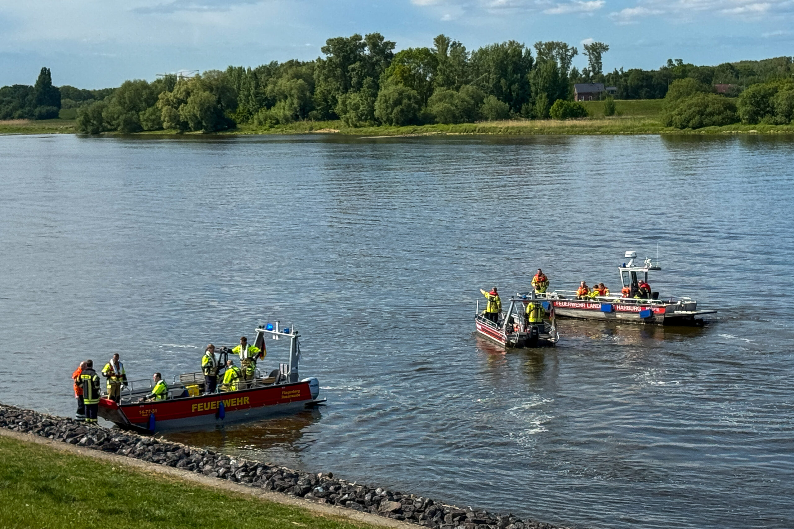 Zahlreiche Einsatzkräfte suchen nach dem in der Elbe verschwundenen Mann.