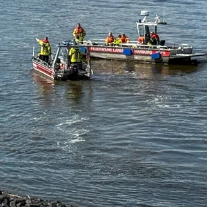 Zahlreiche Einsatzkräfte suchen nach dem in der Elbe verschwundenen Mann.