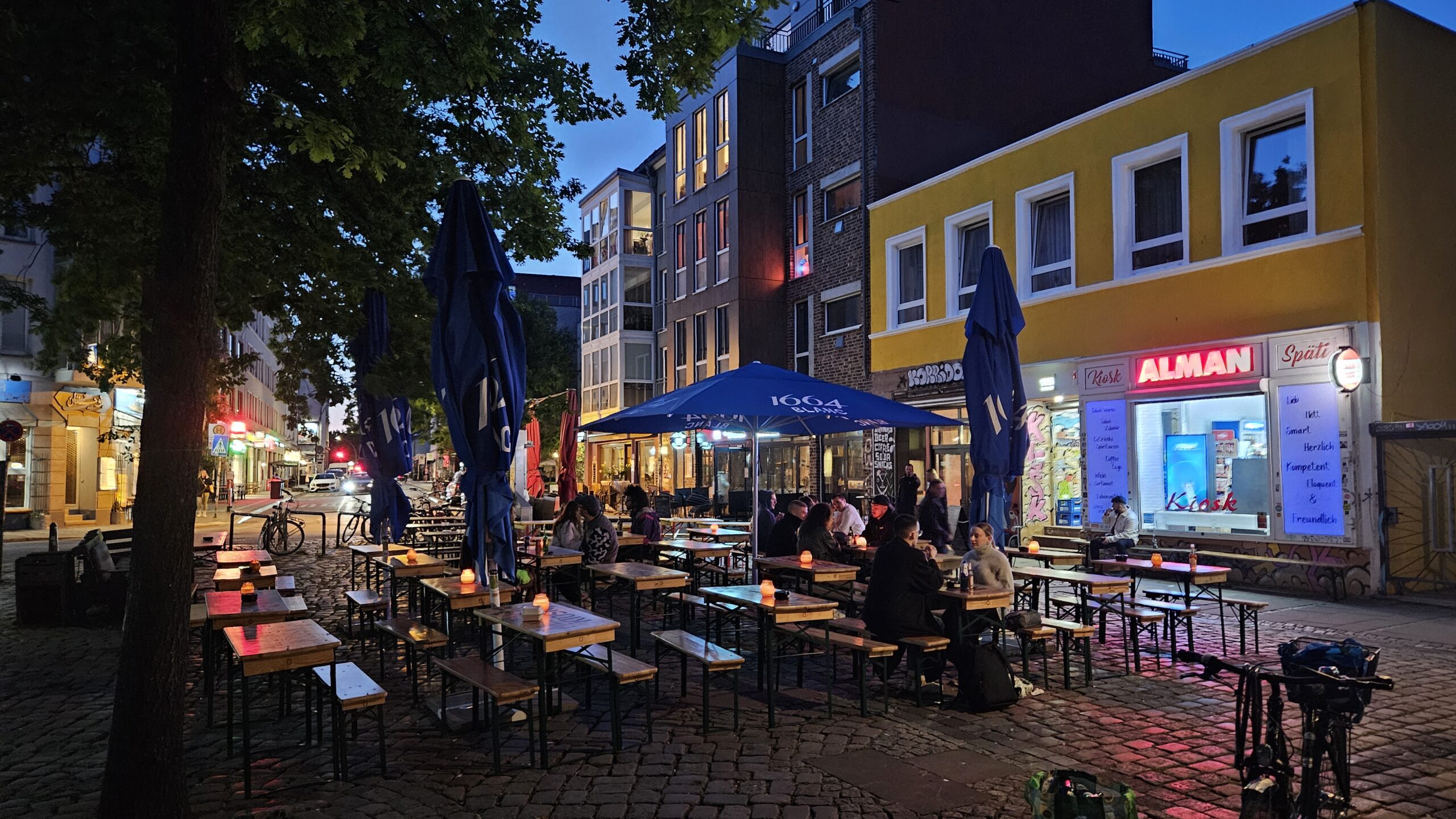 Der Alman-Kiosk am Alma-Wartenberg-Platz hat knapp 66 Quadratmeter Fläche für Außen-Sitzplätze genehmigt bekommen.