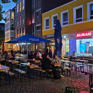 Der Alman-Kiosk am Alma-Wartenberg-Platz hat knapp 66 Quadratmeter Fläche für Außen-Sitzplätze genehmigt bekommen.