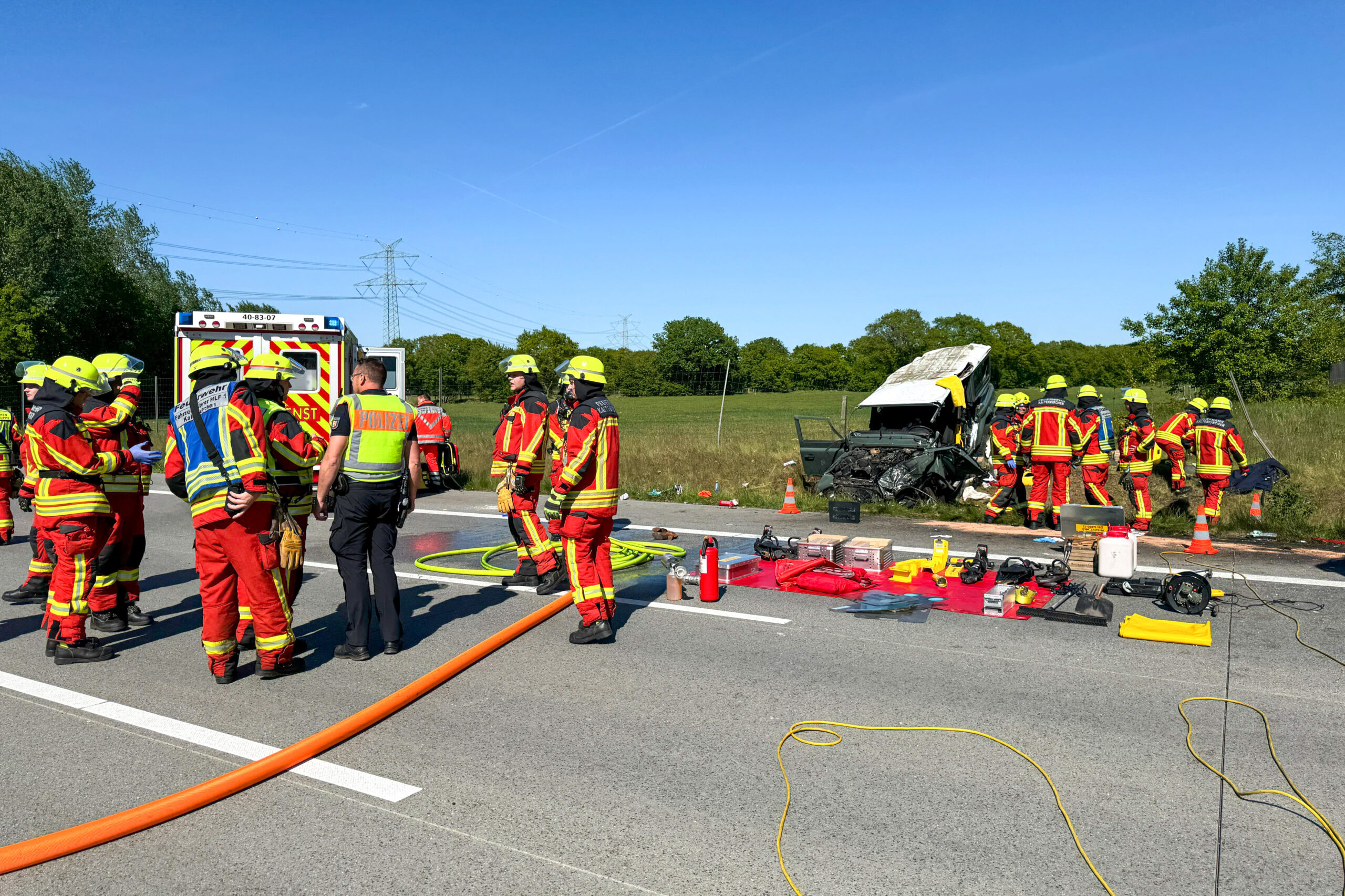 Rettungskräfte stehen am Unfallort
