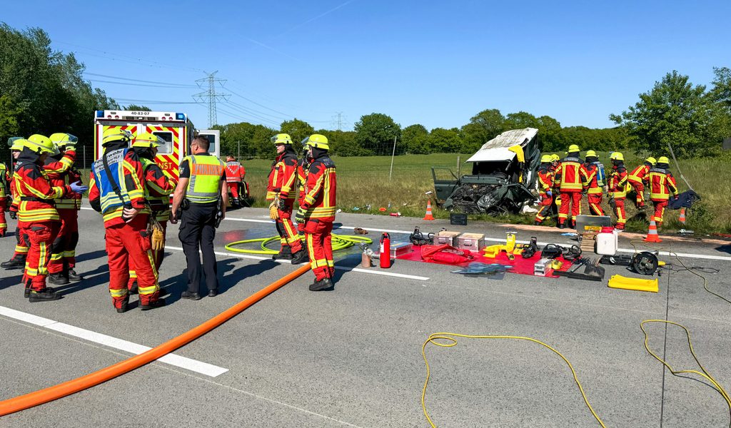 Unfall-auf-A7-Auto-berschl-gt-sich-zwei-Verletzte-ein-Hund-stirbt