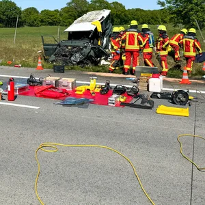 Rettungskräfte stehen am Unfallort