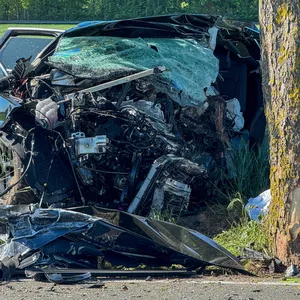 Schwerer Unfall in Maschen – Autofahrer rast gegen Baum und stirbt