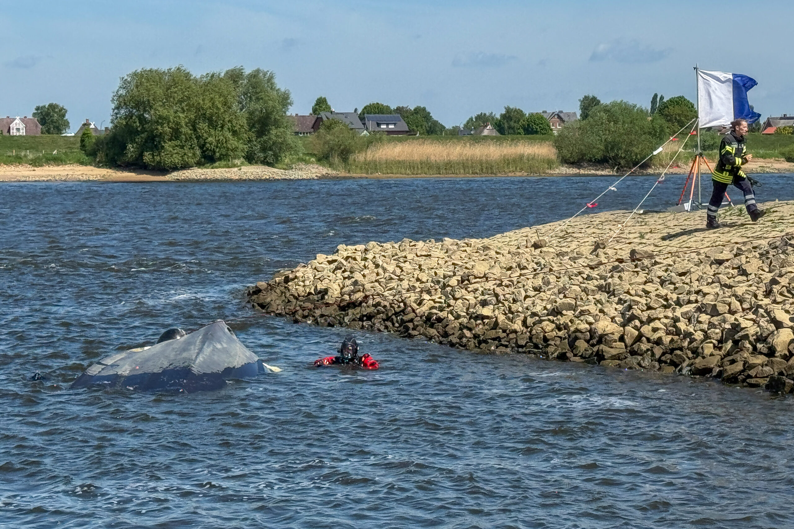 Ein halb gesunkenes Boot