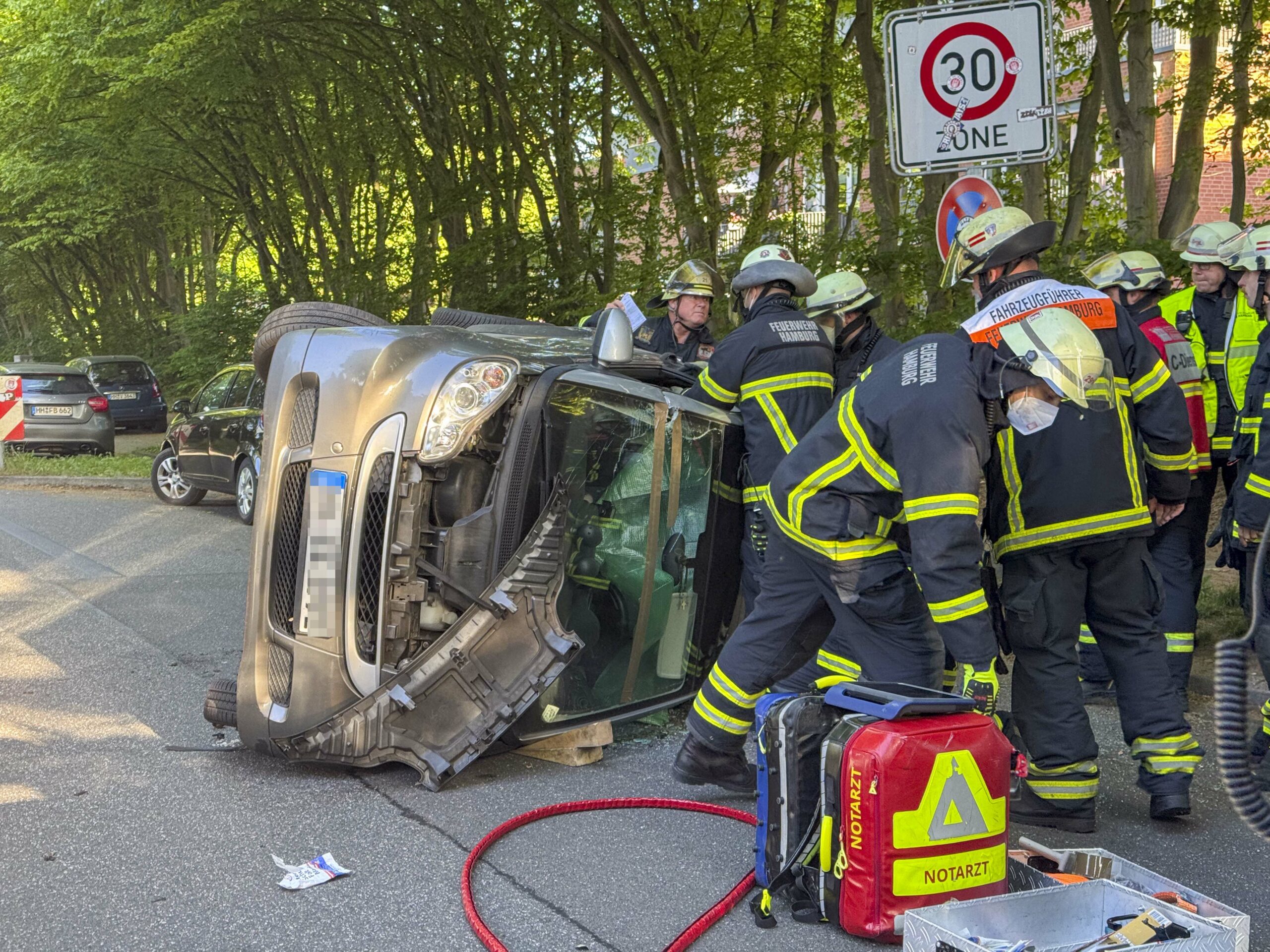 Smart kippt in Jenfeld nach Unfall auf die Seite – Feuerwehr befreit schwer verletzte Fahrerin