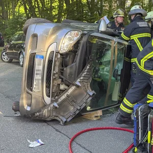 Smart kippt in Jenfeld nach Unfall auf die Seite – Feuerwehr befreit schwer verletzte Fahrerin