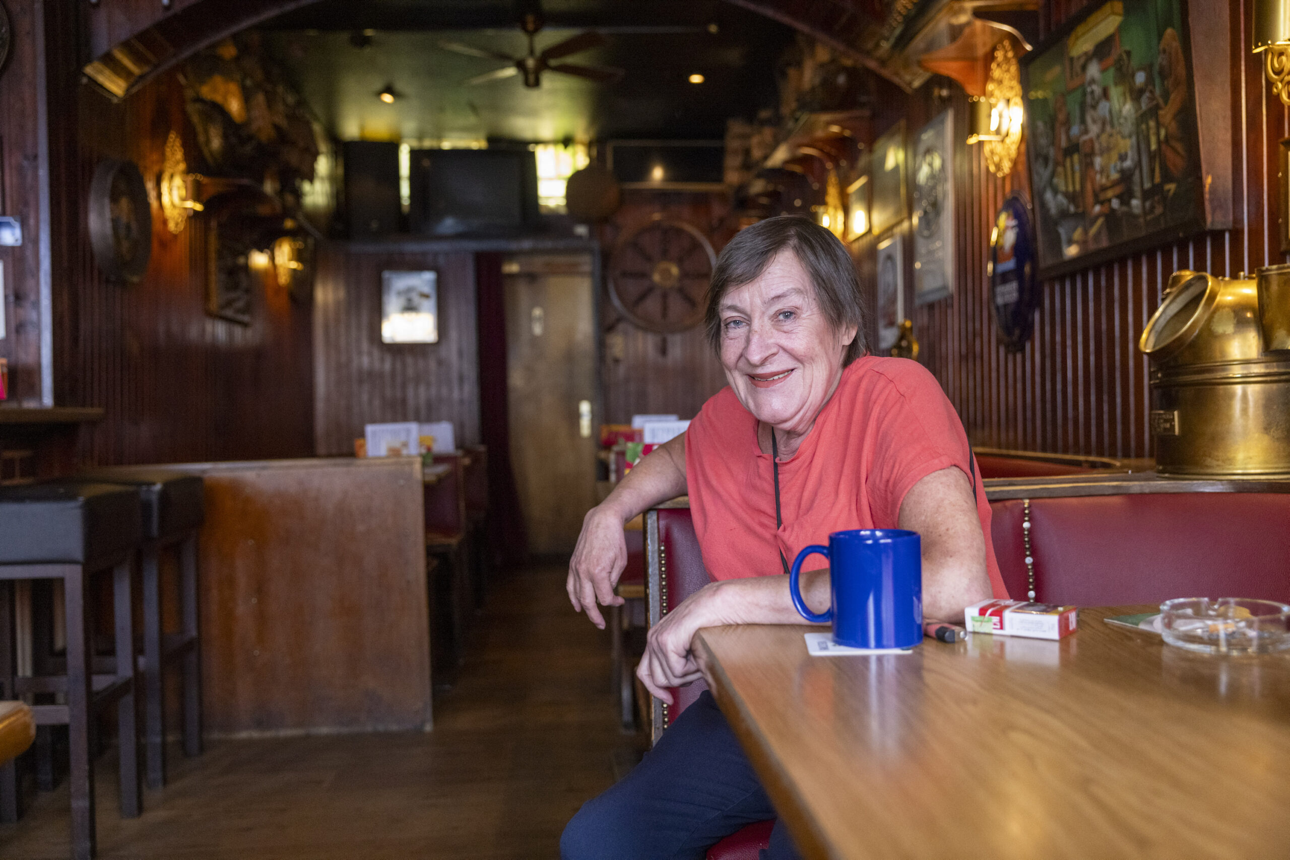 Inge Malewitsch (69) sitzt am Tisch in der Kneipe „Gretel & Alfons“