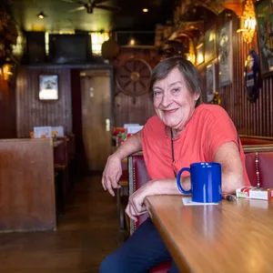Inge Malewitsch (69) sitzt am Tisch in der Kneipe „Gretel & Alfons“