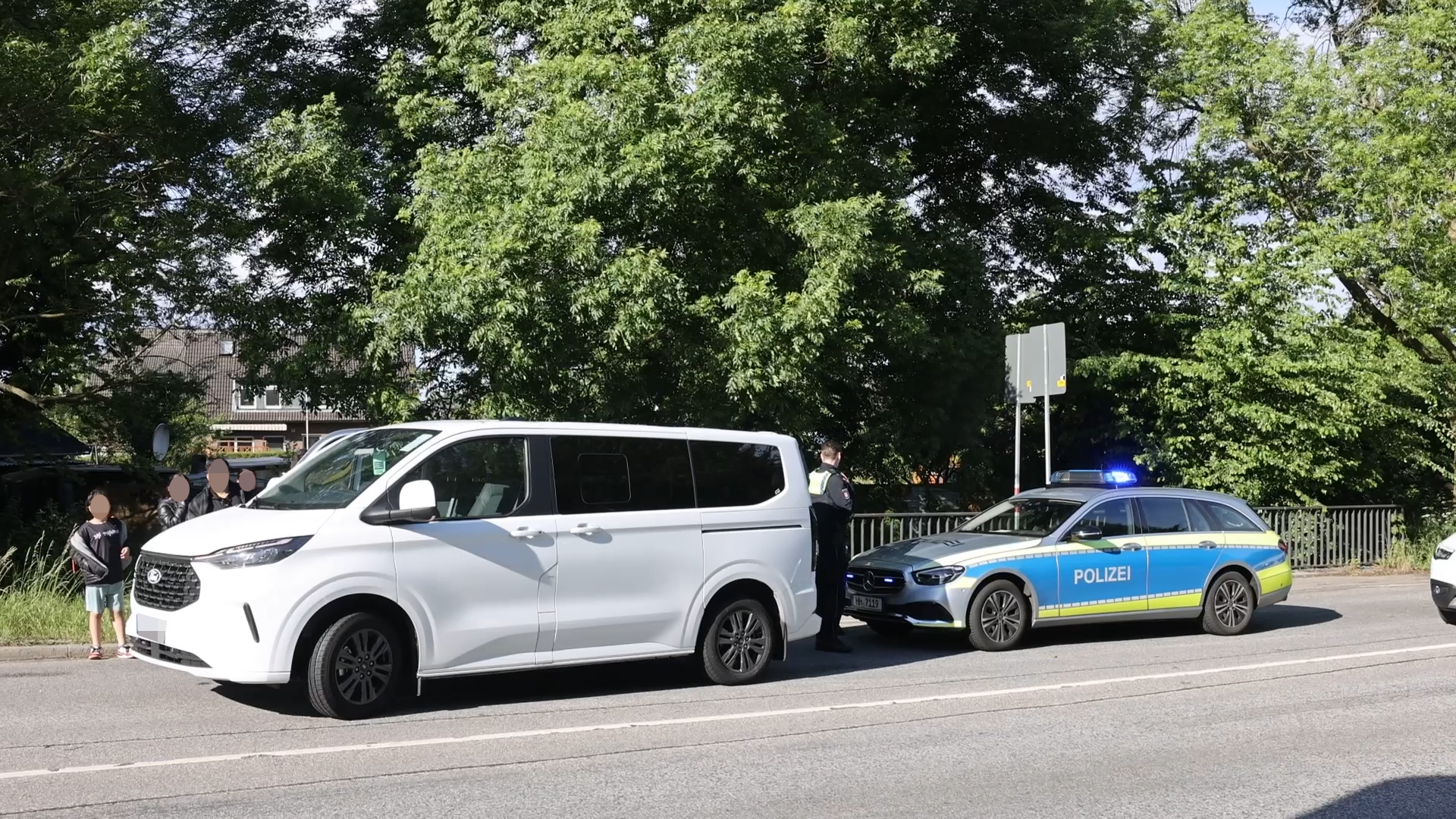 Ein Auto soll den Ford Tourneo berührt haben – und weiter gefahren sein.