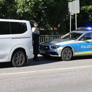 Ein Auto soll den Ford Tourneo berührt haben – und weiter gefahren sein.