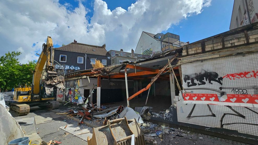 Bagger reißt eine Wand ein