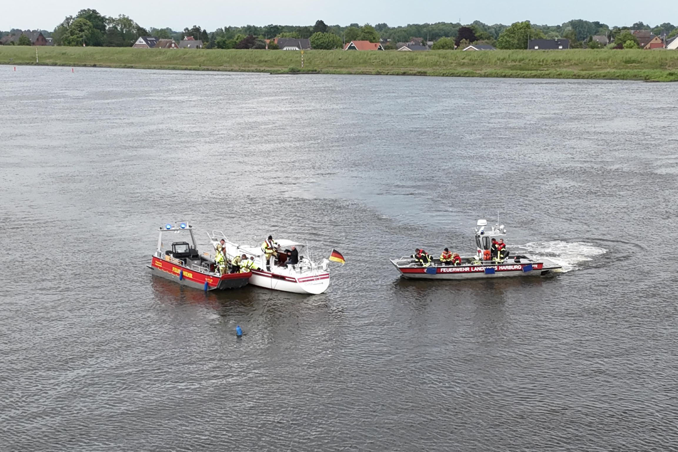Die Motoryacht musste von der Feuerwehr befreit werden.