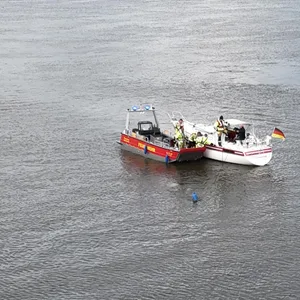 Die Motoryacht musste von der Feuerwehr befreit werden.