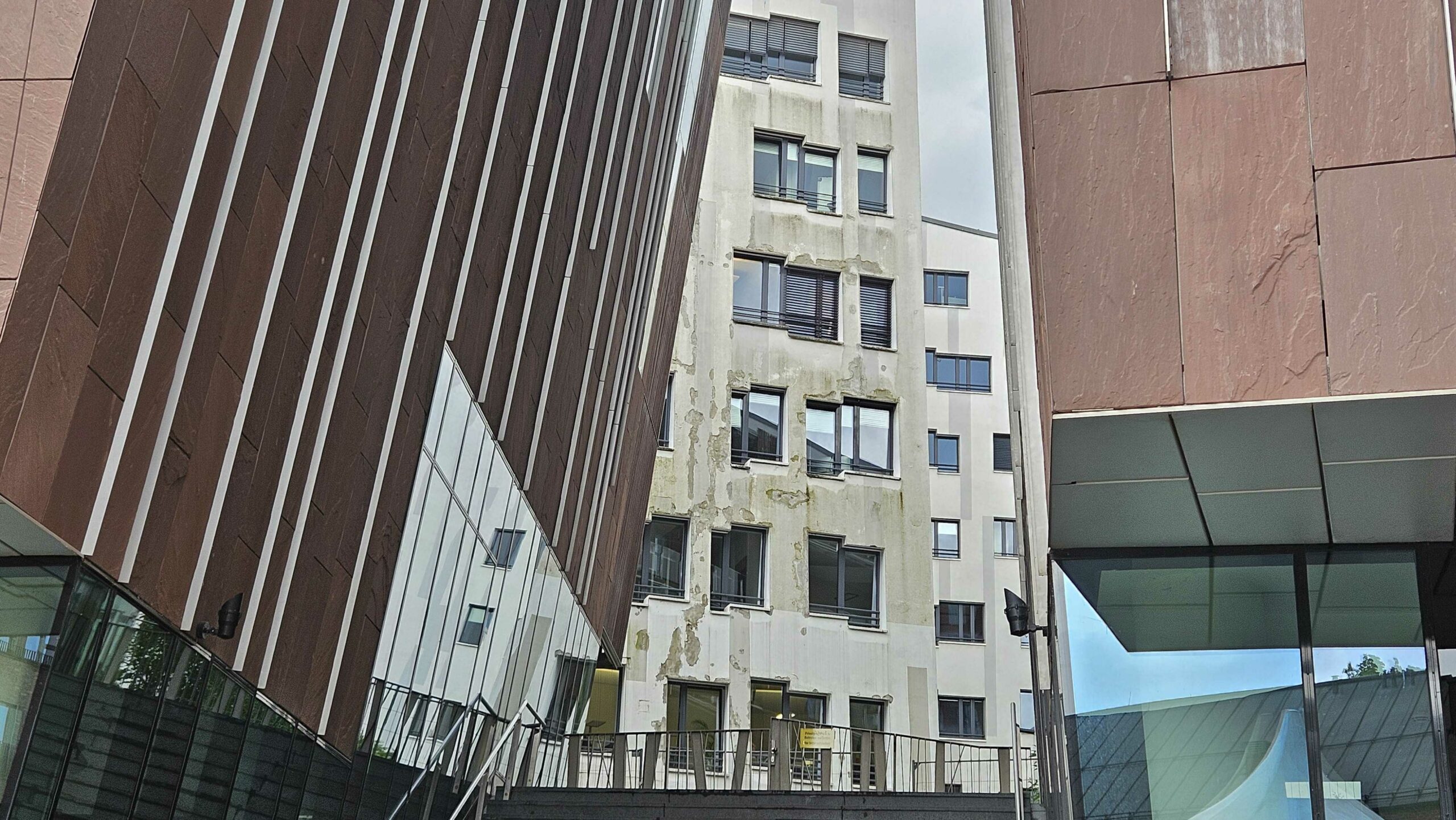 Große Teile der Fassade im Innenhof des Sumatrakontors sind abgeplatzt.
