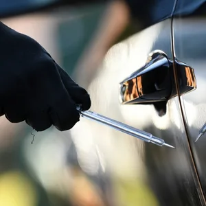 Immer wieder Autos in Niendorf und Stellingen zerkratzt. Nun nahmen Zivilfahnder einen tatverdächrigen Radfahrer fest