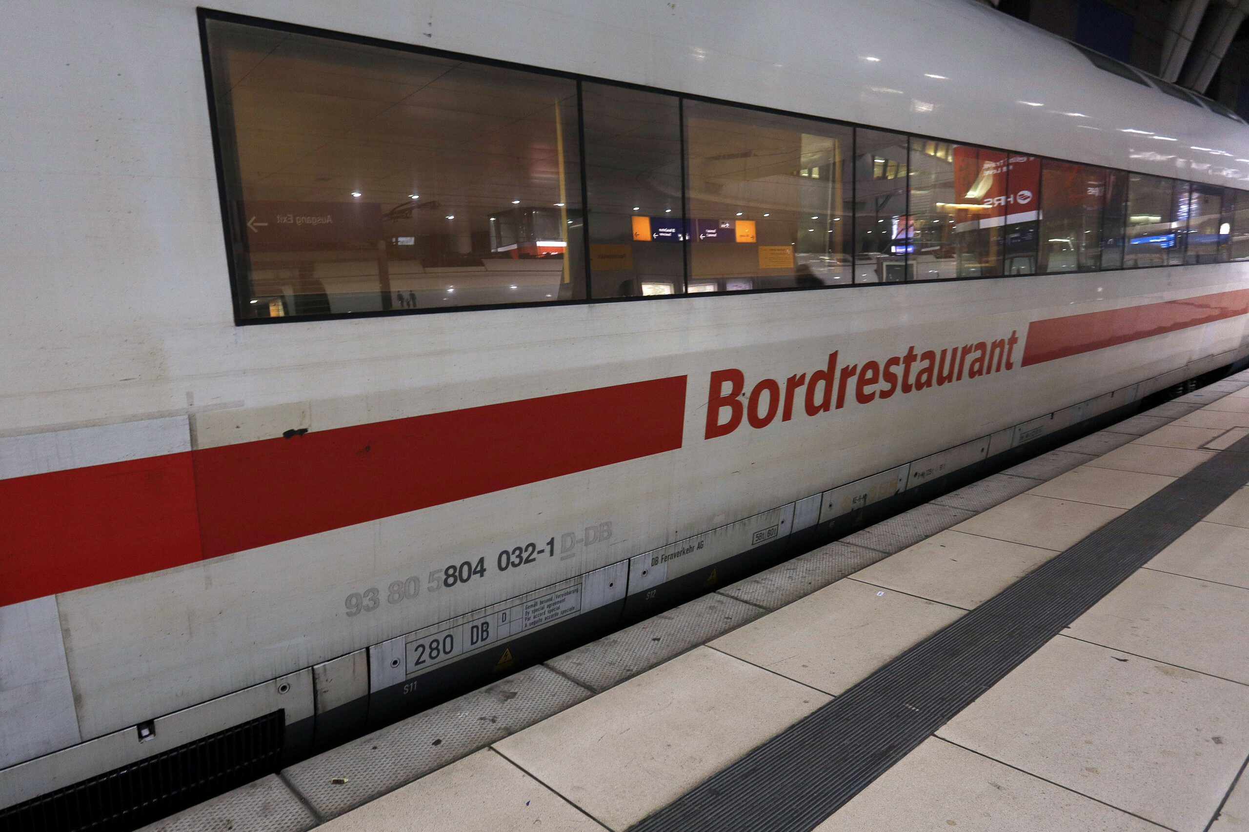 Randale im ICE nach Hamburg: Schwarzfahrer prellt die Zeche in Bordrestaurant und schlägt Zugchef