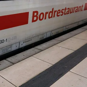 Randale im ICE nach Hamburg: Schwarzfahrer prellt die Zeche in Bordrestaurant und schlägt Zugchef
