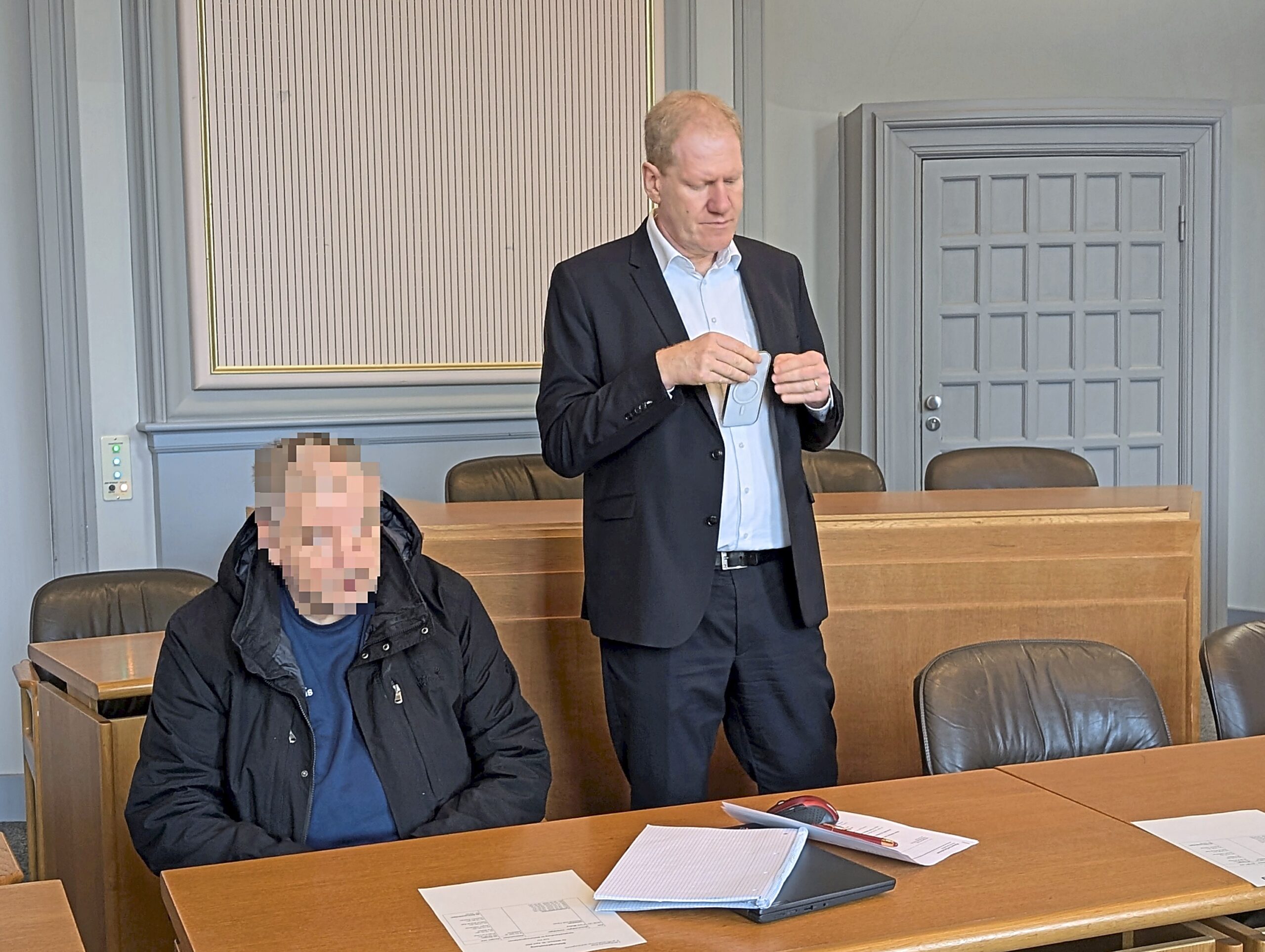 Weil er im Herbst 2024 in Einfeld seinen Mieter erschlagen haben soll, muss ein psychisch schwer erkrankter Mann (63, links) aus Neumünster dauerhaft in der Psychiatrie untergebracht werden. Vor dem Kieler Landgericht vertrat ihn Rechtsanwalt Urs-Erdmann Pause. Das Bild entstand beim Auftakt des Verfahrens.