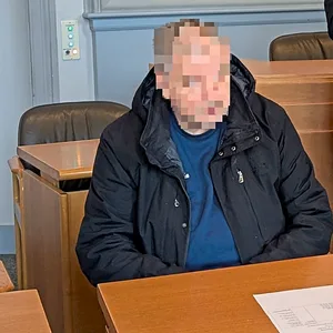 Weil er im Herbst 2024 in Einfeld seinen Mieter erschlagen haben soll, muss ein psychisch schwer erkrankter Mann (63, links) aus Neumünster dauerhaft in der Psychiatrie untergebracht werden. Vor dem Kieler Landgericht vertrat ihn Rechtsanwalt Urs-Erdmann Pause. Das Bild entstand beim Auftakt des Verfahrens.