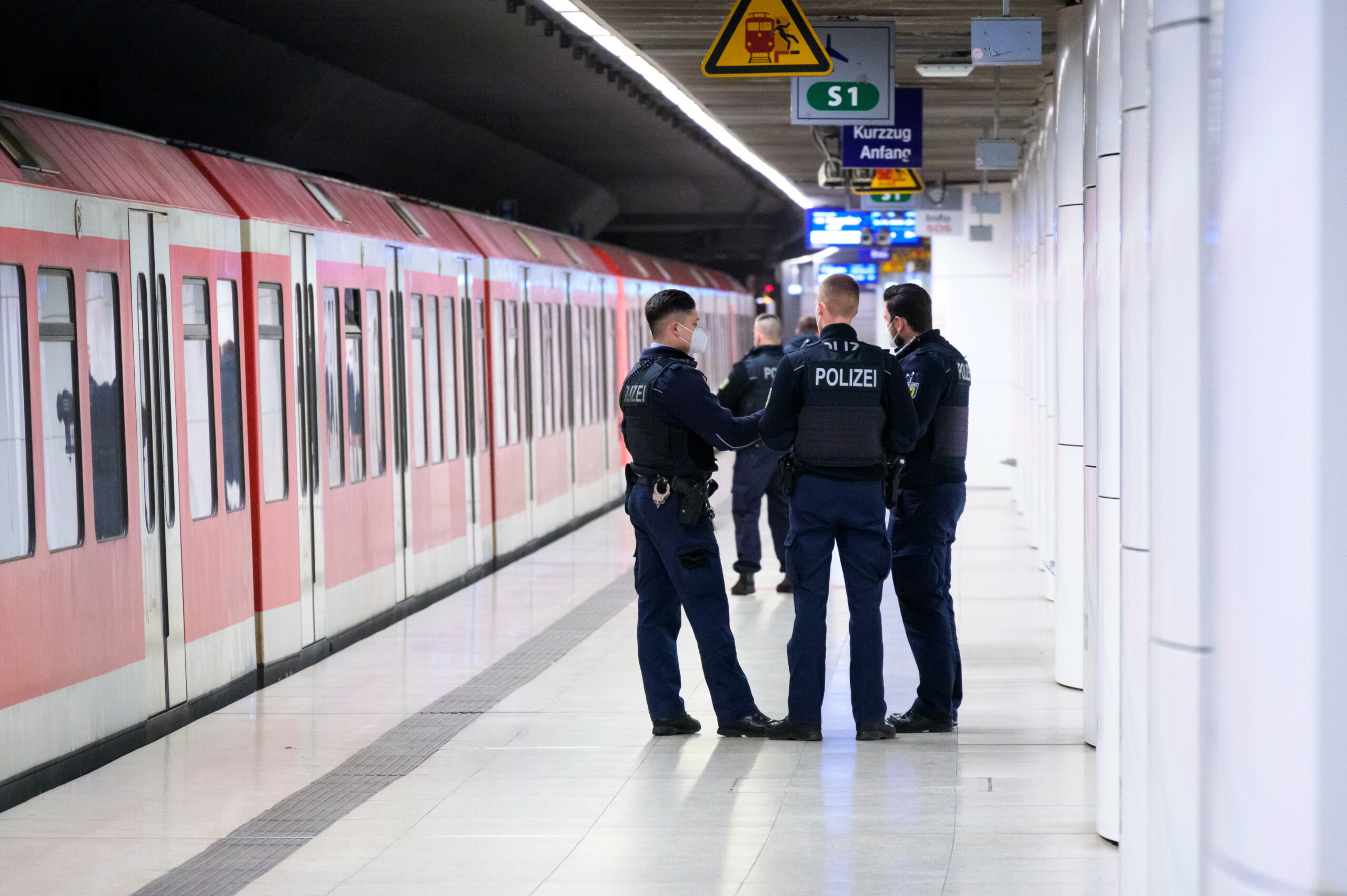 Bundespolizisten stehen am Bahnsteig am S-Bahnhof Reeperbahn.