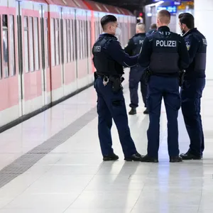Bundespolizisten stehen am Bahnsteig am S-Bahnhof Reeperbahn.