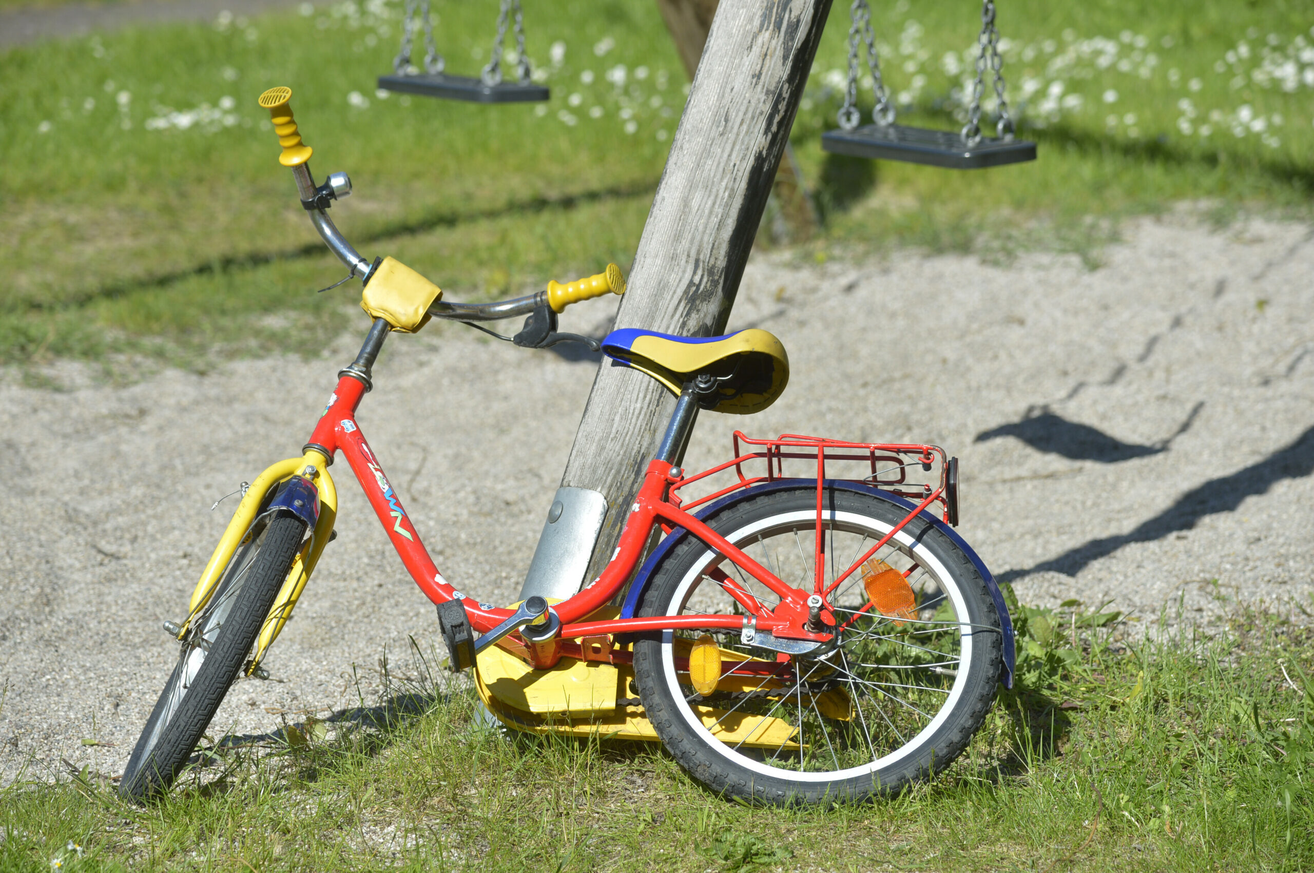 Polizistin verfolgt flüchtigen Mann in Neumünster auf einem Kinderfahrad. Bei der anschließenden Festnahme wird sie verletzt
