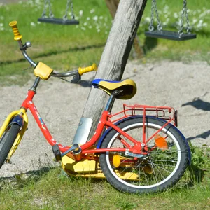 Polizistin verfolgt flüchtigen Mann in Neumünster auf einem Kinderfahrad. Bei der anschließenden Festnahme wird sie verletzt