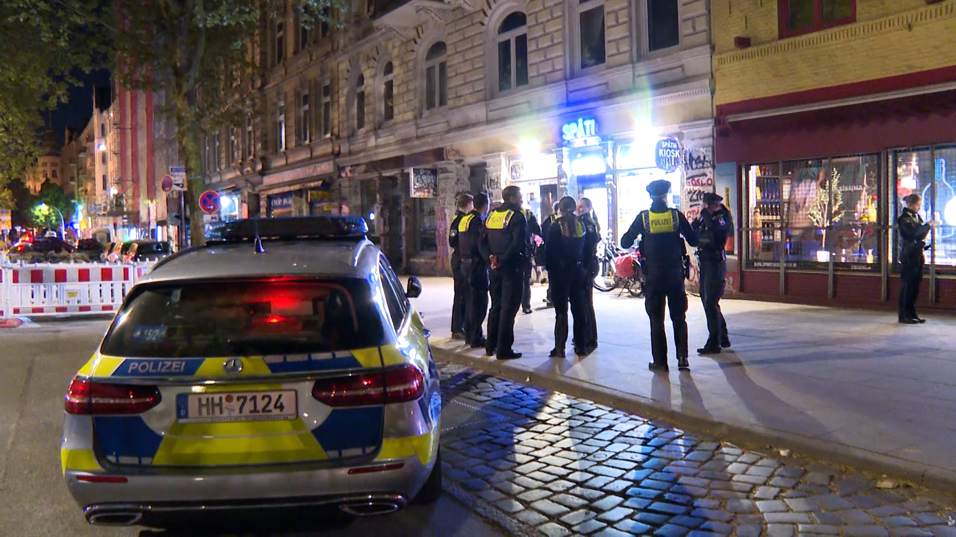 Ein Streifenwagen am Tatort an der Schanzenstraße.