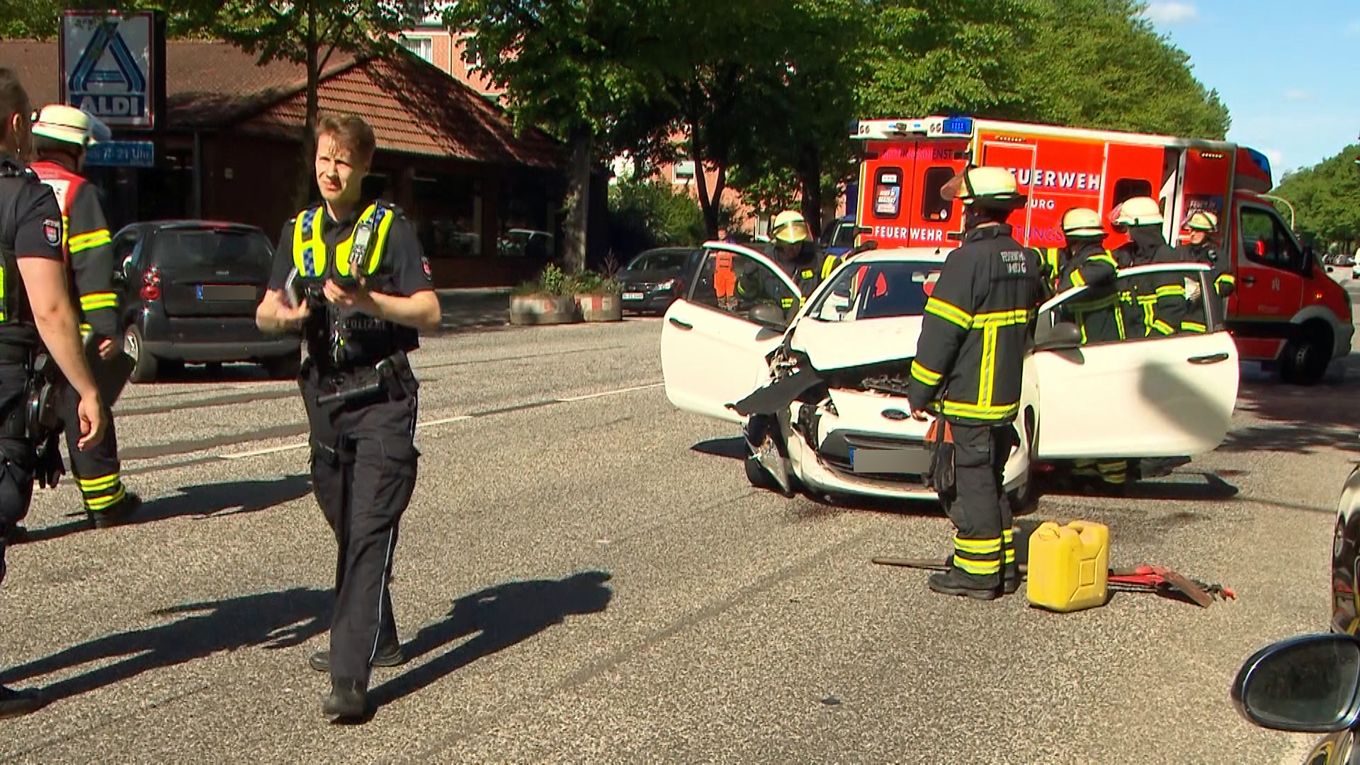 Bei einem schweren Unfall auf der Horner Landstraße sind zwei Menschen verletzt worden.