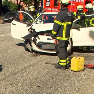 Bei einem schweren Unfall auf der Horner Landstraße sind zwei Menschen verletzt worden.