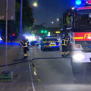 Der Feuerwehreinsatz bei einem Autohändler an der Kieler Straße in Hamburg-Stellingen.