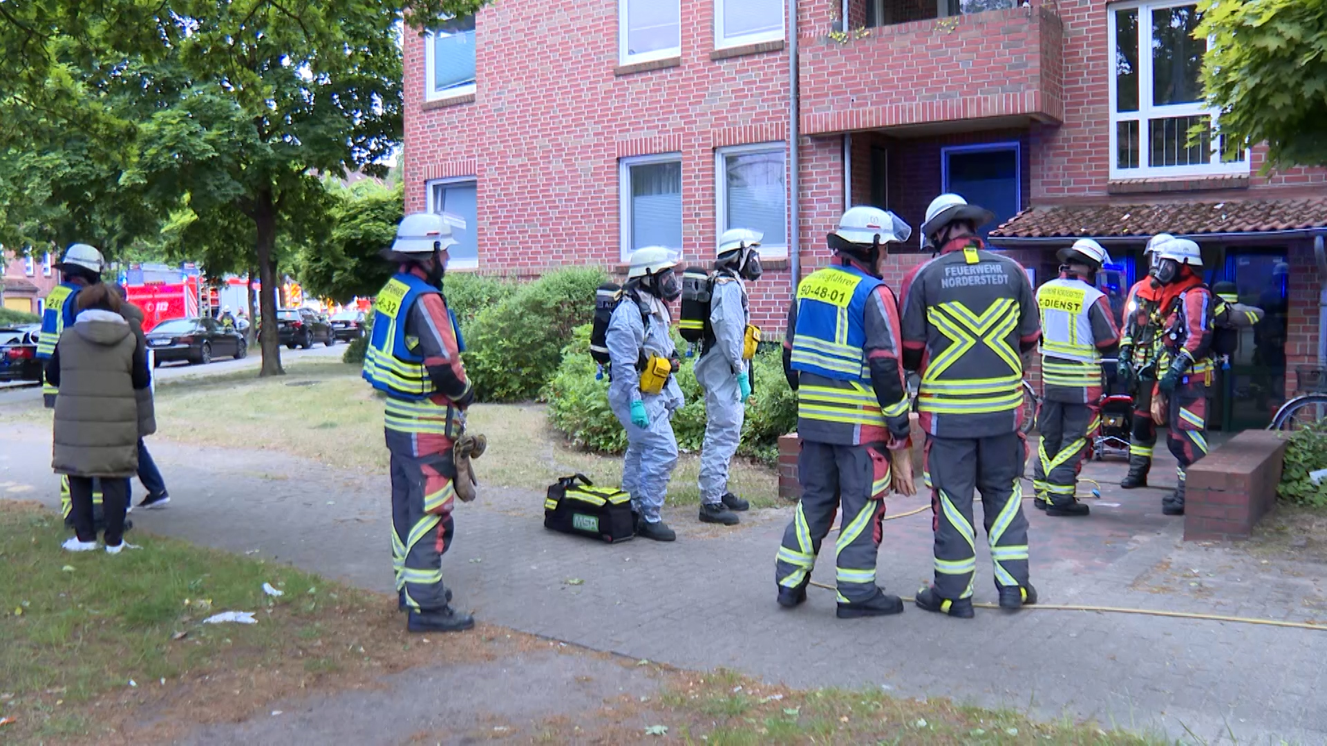 Feuerwehrleute in Schutzkleidung beim Einsatz in Friedrichsgabe in Norderstedt.