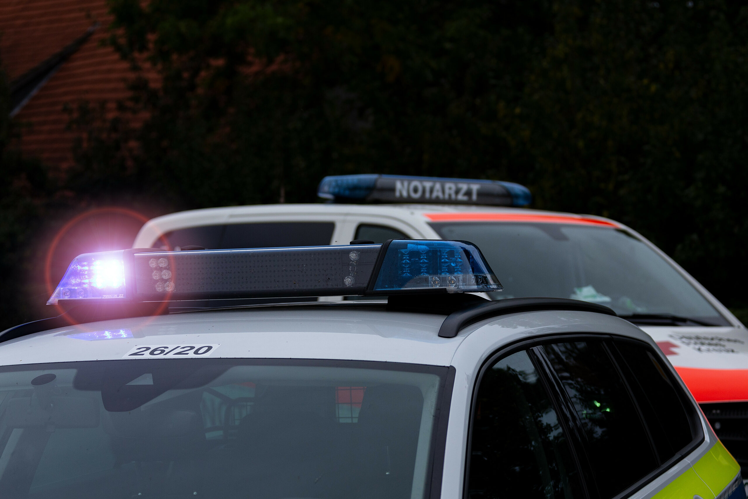 Polizei und Rettungsdienst im Einsatz (Symbolbild).