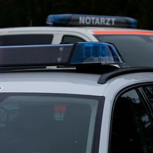 Polizei und Rettungsdienst im Einsatz (Symbolbild).