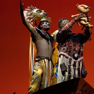 Schauspieler bei einer Aufführung von „König der Löwen“.
