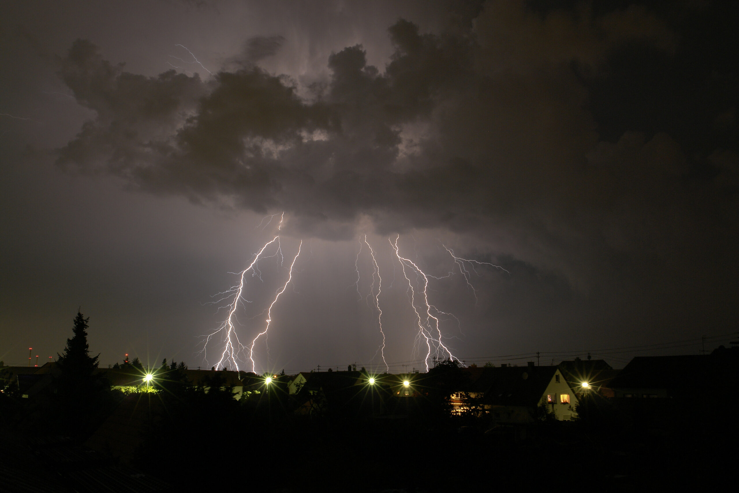 Symbolbild Gewitter mit Blitzschlag