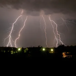 Symbolbild Gewitter mit Blitzschlag