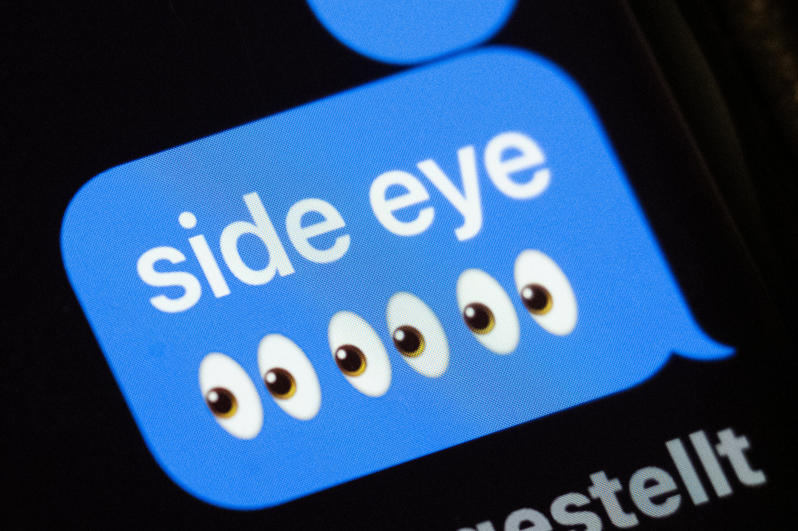 Display mit Aufschrift „Side eye“