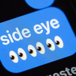 Display mit Aufschrift „Side eye“