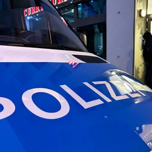 Einbrecher wird in St. Georg von Frau überrascht – Täter nimmt sie in seine Gealt und raubt sie aus