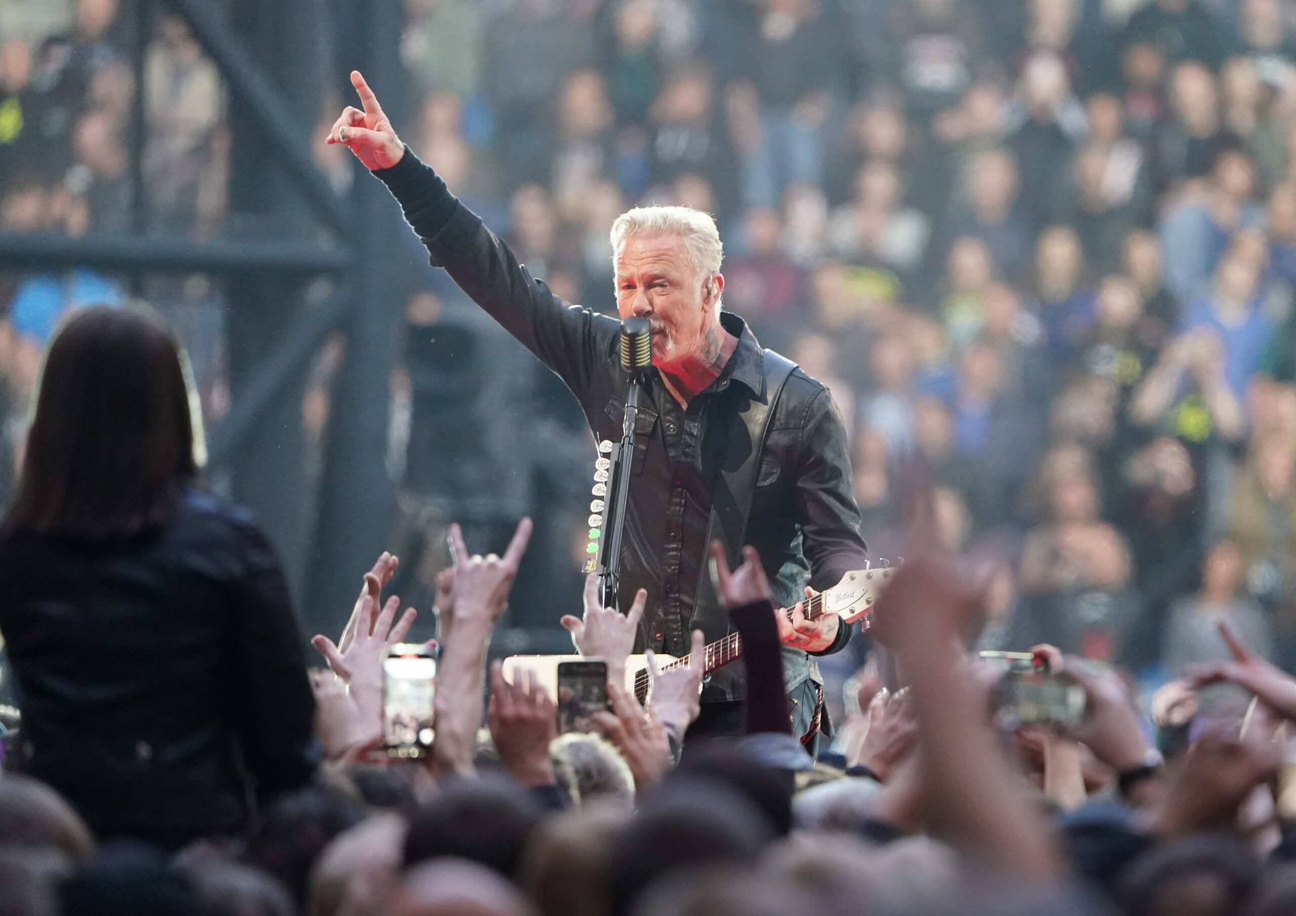 Sänger James Hetfield beim bislang letzten Konzert von Metallicas „M72 World Tour“ im Hamburger Volksparkstadion.